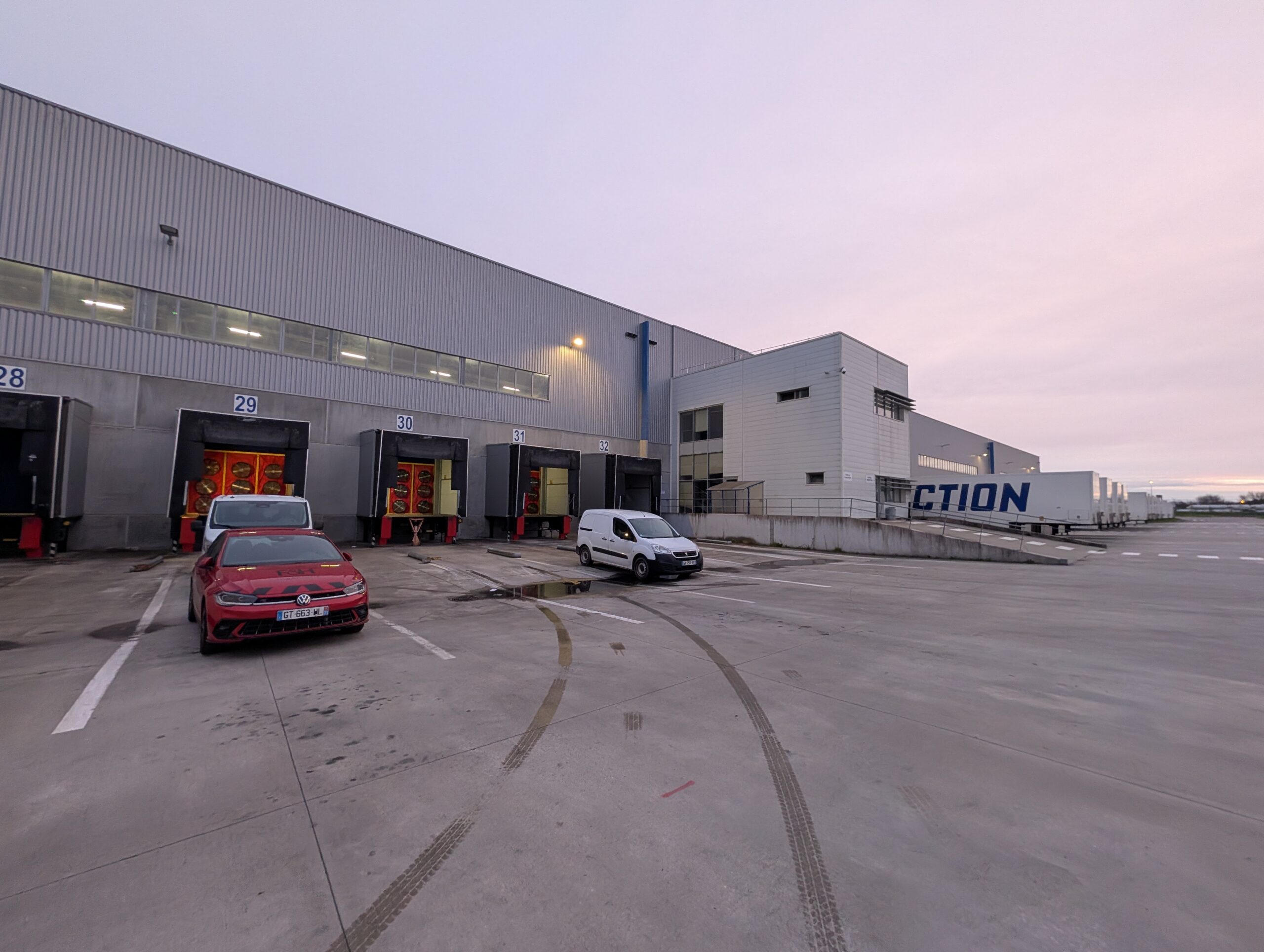 PXL_20260215_064912686 Mesure de perméabilité à l'air d'un entrepôt logistique de 44 000 m²